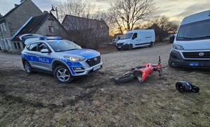 Na wiejskim skrzyżowaniu leżący motocykl i radiowóz