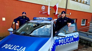 Dwaj policjanci wsiadający do radiowozu