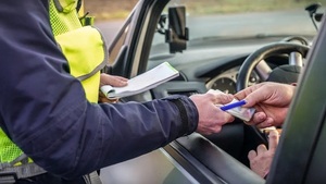 Policjant podczas kontroli drogowej