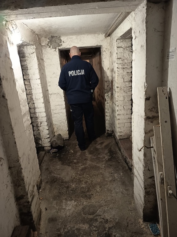 Policjant w piwnicach budynku