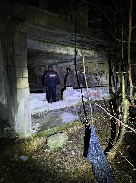 Policjant w scenerii nocnej wewnątrz pustostanu