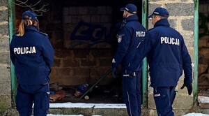 Trójka policjantów w pustostanie