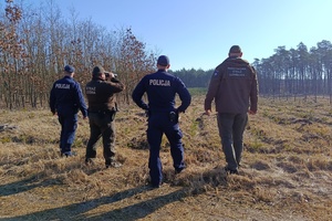 W leśnym młodniku dwóch policjantów  i dwóch strażników leśnych