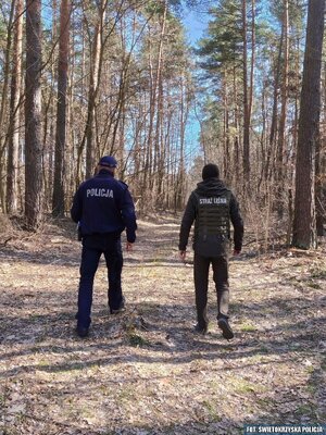 Policjant i strażnik leśny w dukcie leśnym