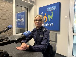 Policjantka w studiu radiowym