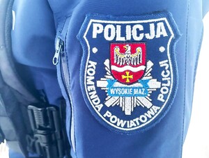 Ramie kurtki policjanta z garnizonówką KPP w Wysokim Mazowieckim