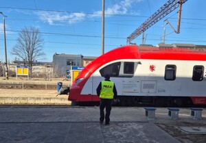 Policjant na peronie na tle pociągu