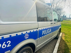 Zbliżenie radiowozu typu bus
