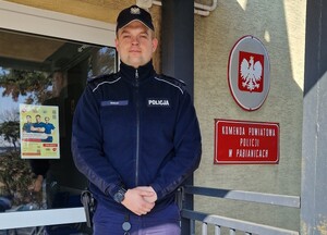 Policjant przed wejściem do komisariatu