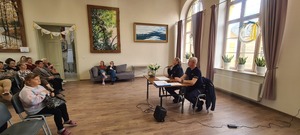 Dwoje policjantów podczas prelekcji dla seniorów