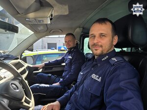 Dwaj policjanci w radiowozie