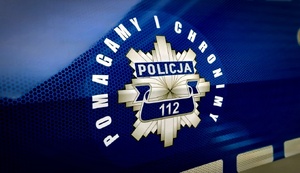 Logo policji na drzwiach radiowozu
