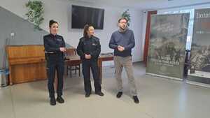 Dwie policjantki oraz mężczyzna  w swetrze podczas wykładu