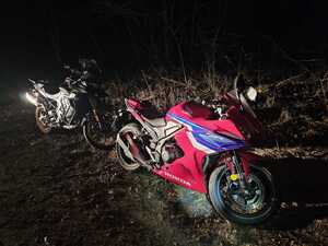 W scenerii nocnej dwa motocykle sportowe