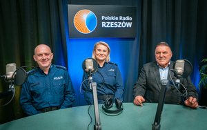 Dwójka policjantów oraz redaktor w studiu radiowym