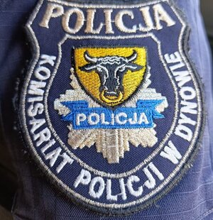 Rękaw kurtki służbowej z emblematem Komisariatu Policji w Dynowie