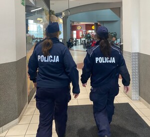 Dwie policjantki w korytarzu galerii handlowej