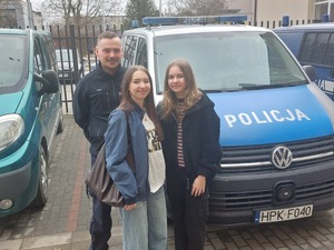 Na tle radiowozu policjant