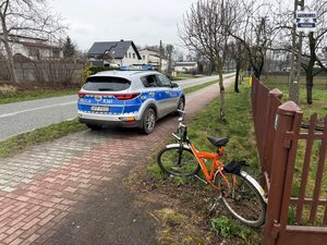 Na drodze radiowóz i rower