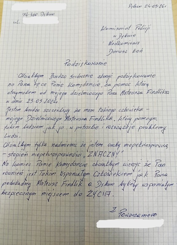 Karta papieru w kratę zapisana odręcznym pismem