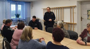 Dwaj policjanci podczas spotkania z seniorami w świetlicy
