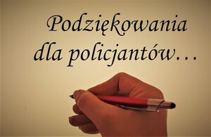 Ręka trzymająca pióro nad kartą z napisem podziękowania dla policjantów
