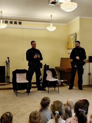 Dwaj policjanci podczas pogadanki dla dzieci w świetlicy