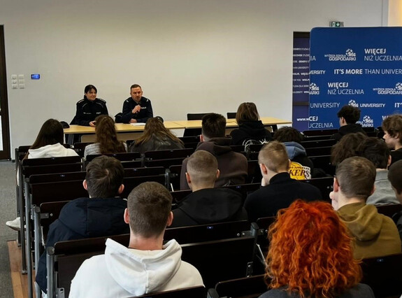 Dwójka policjantów podczas prelekcji na sali wykładowej