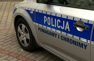 Bok radiowozu z mottem Pomagamy i chronimy