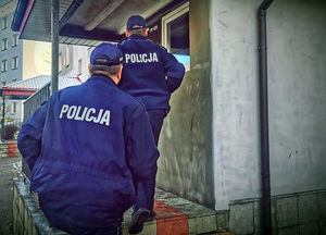 Dwóch policjantów wchodzących do budynku