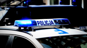 W scenerii nocnej dach radiowozu z tzw. galeryjką