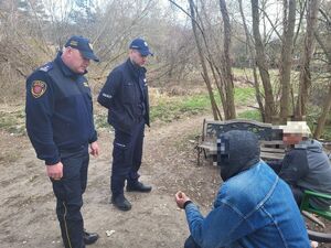 W zakrzewionym terenie policjant, strażnik miejski oraz dwóch bezdomnych mężczyzn