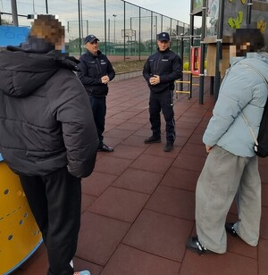 Na boisku multifunkcyjnym dwaj policjanci oraz dwójka młodzieży