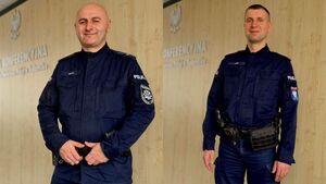 Dwaj policjanci na tle banneru jednostki