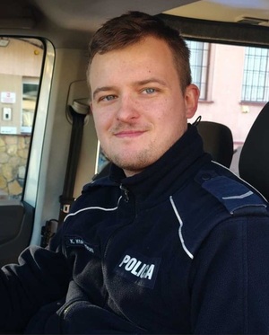 Policjant w radiowozie