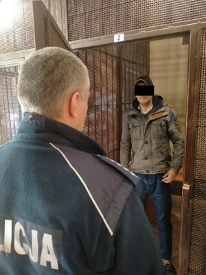 Mężczyzna w pomieszczeniu aresztu