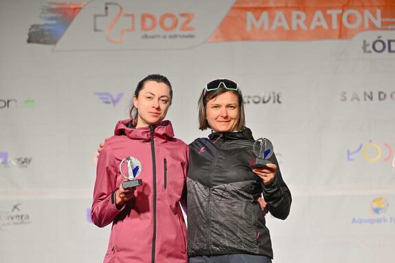 Dwie kobiety trzymające w rękach statuetki