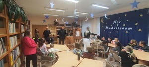 Dwóch policjantów podczas pogadanki szkolnej