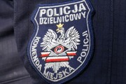Zbliżenie rękawa bluzy policyjnej z tzw. garnizonówką