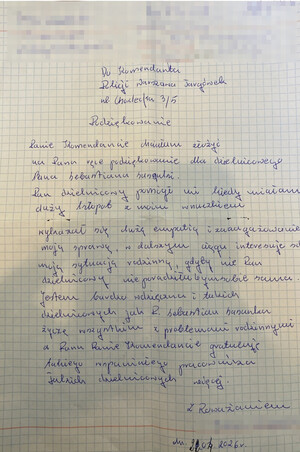 Karta papieru w kratkę zapisana pismem odręcznym