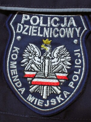 Fragment rękawa kurtki policyjnej z tzw. garnizonówką