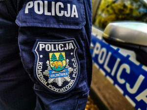 Zbliżenia rękawa bluzy policyjnej z tzw. garnizonówką Komendy Powiatowej Policji w Hajnówce