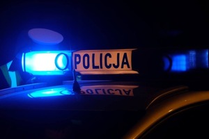 Dach radiowozu z włączonym oświetleniem w scenerii nocnej