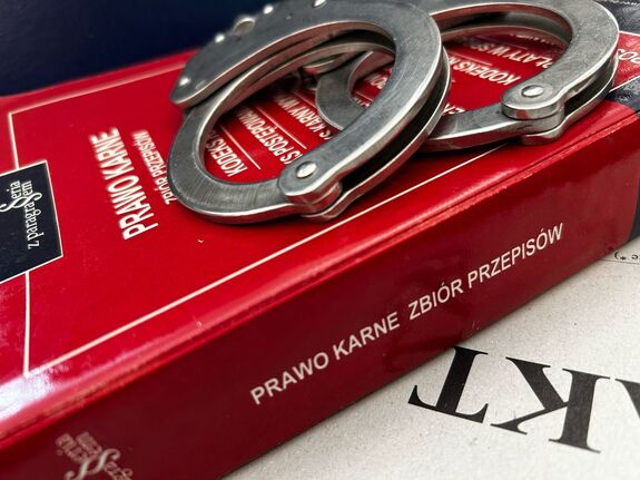 Kajdanki leżące na kodeksie karnym