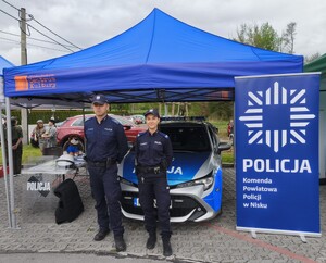 Dwójka policjantów pod namiotem wystawienniczym