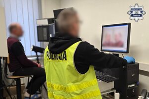 zanimizowane zdjęcie technika kryminalistyki wykonującego zdjęcie sygnalityczne mężczyźnie