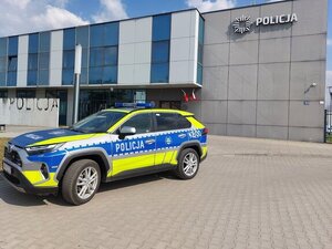 Radiowóz terenowy przed jednostką Policji