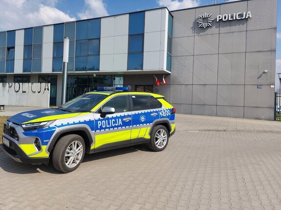 Radiowóz terenowy przed jednostką Policji
