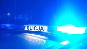 W scenerii nocnej dach radiowozu z włączoną tak zwaną galeryjką