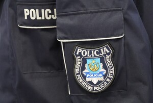 Zbliżenie rękawa kurtki policyjnej